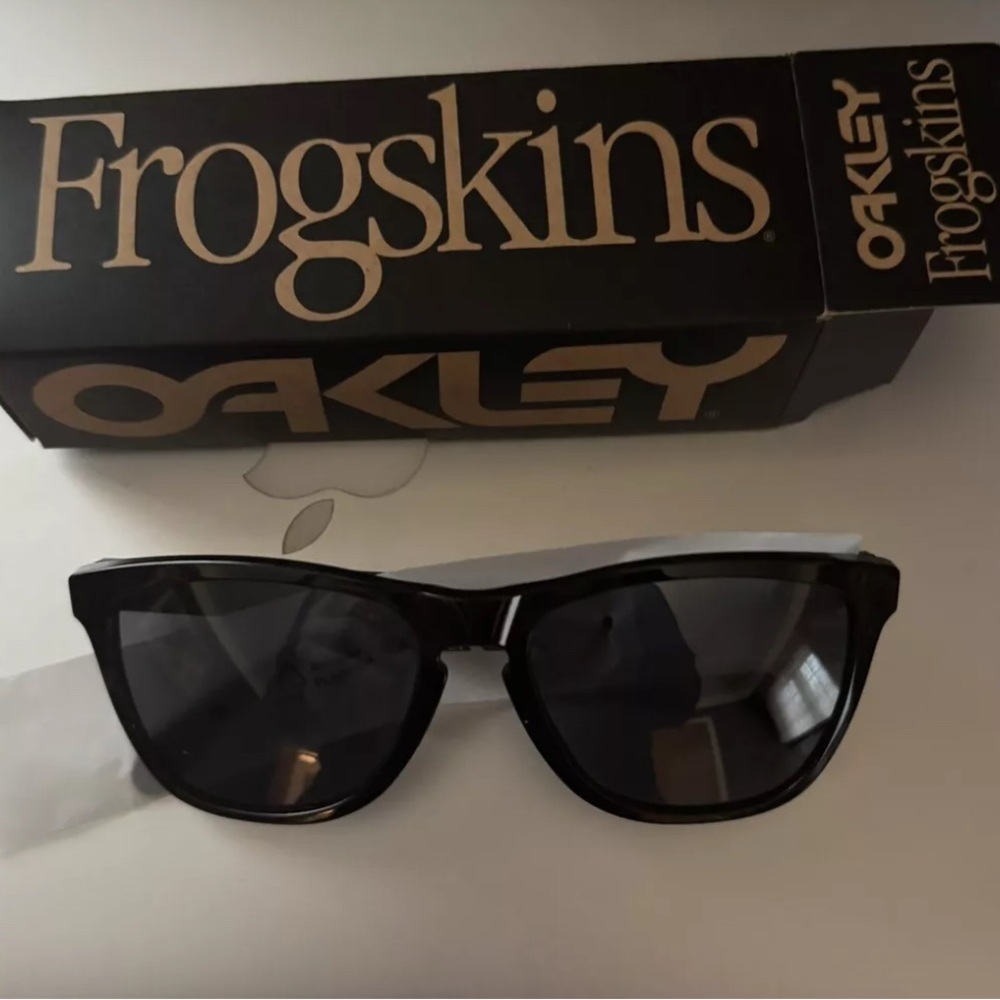 New Oakley Frogskins OO9013 24-306 Polished Black Frame Grey Lens 55mm